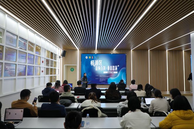 互联网信息咨询 连接与决策的智慧桥梁